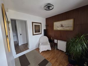 Entrance Hallway- click for photo gallery